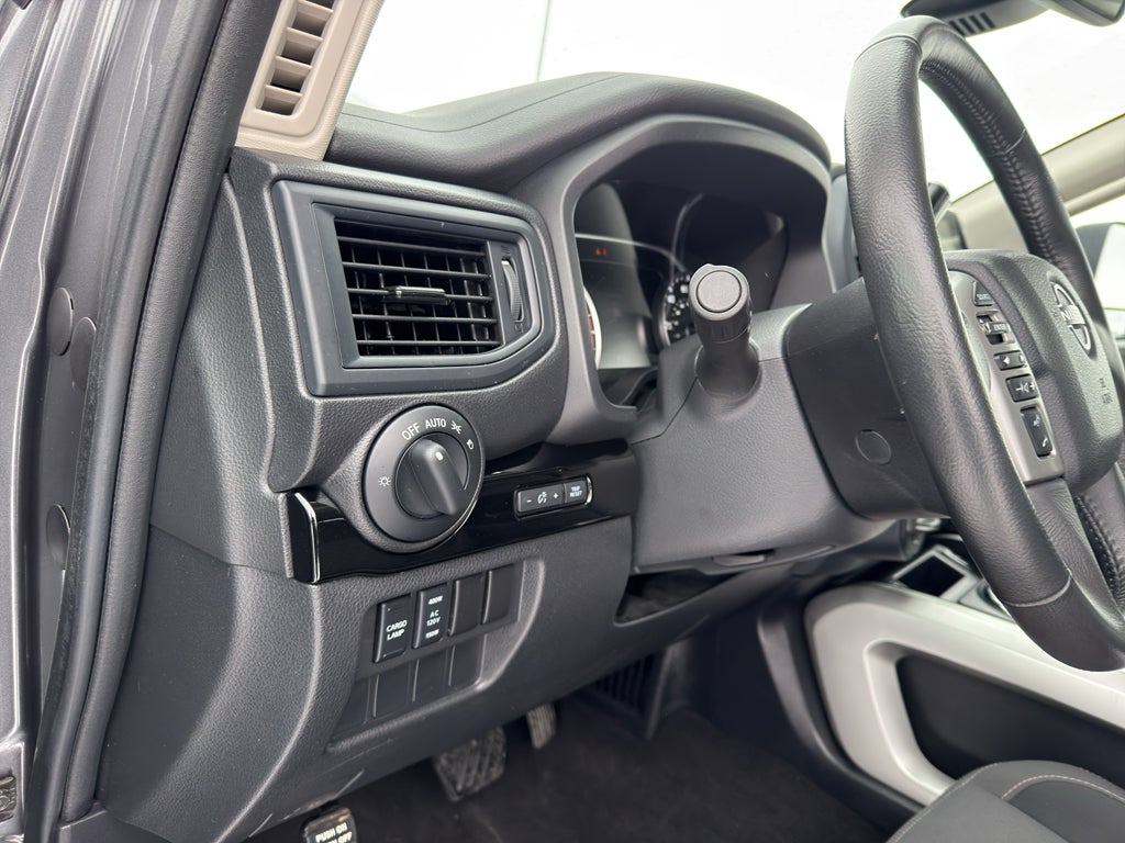 2024 Nissan Titan 4x4 Crew Cab SV