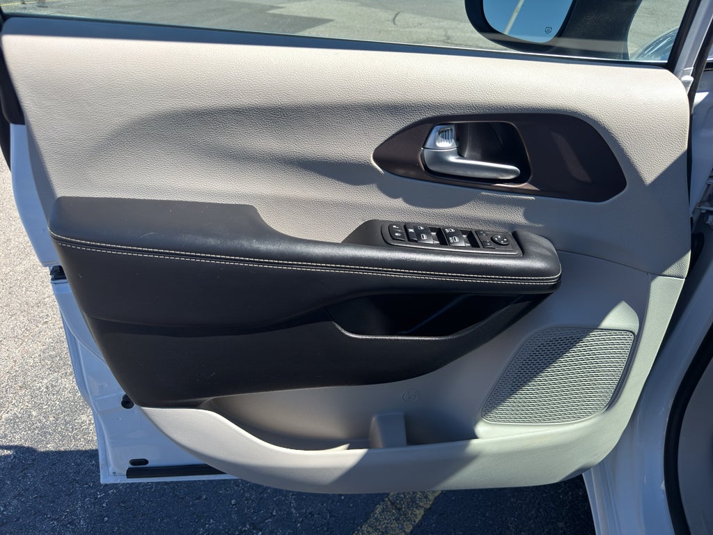 2024 Chrysler Voyager LX FWD