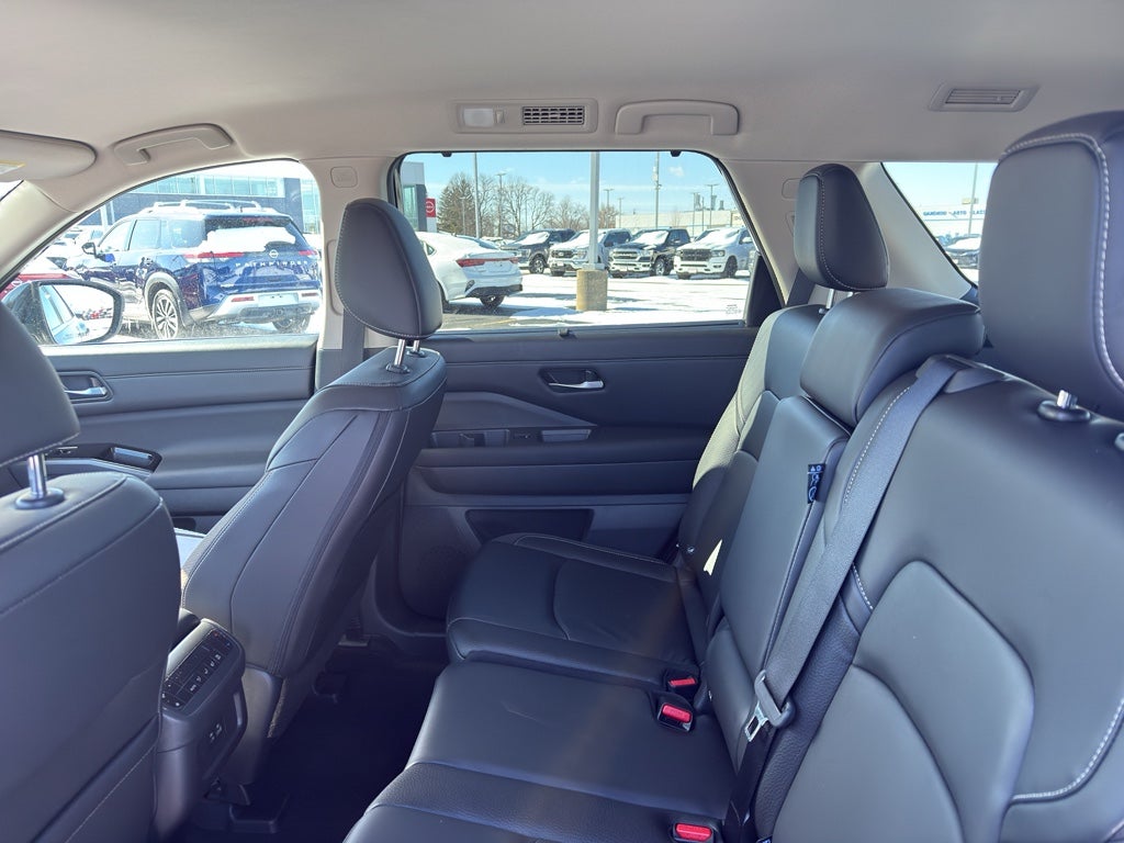 2023 Nissan Pathfinder SL 4WD
