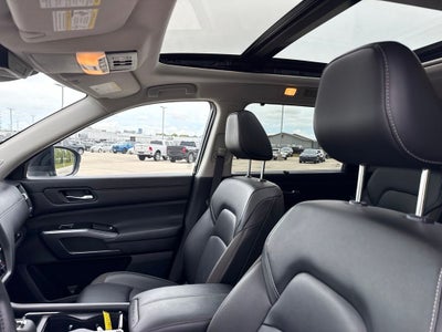 2023 Nissan Pathfinder SL 4WD