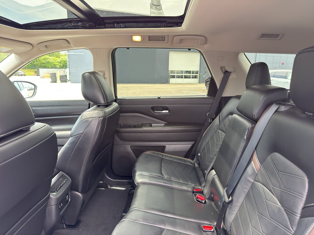 2025 Nissan Pathfinder Platinum 4WD