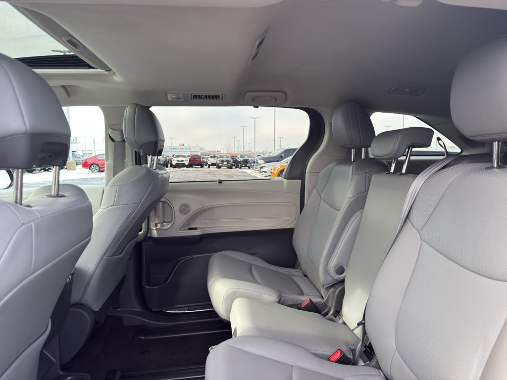 2021 Toyota Sienna XLE FWD 8-Passenger (Natl)