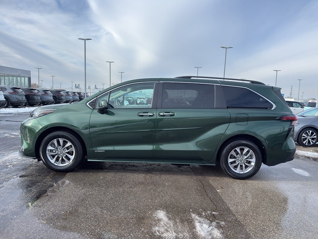 2021 Toyota Sienna XLE FWD 8-Passenger (Natl)