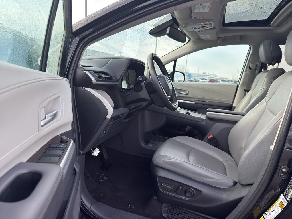 2022 Toyota Sienna XLE FWD 8-Passenger (Natl)
