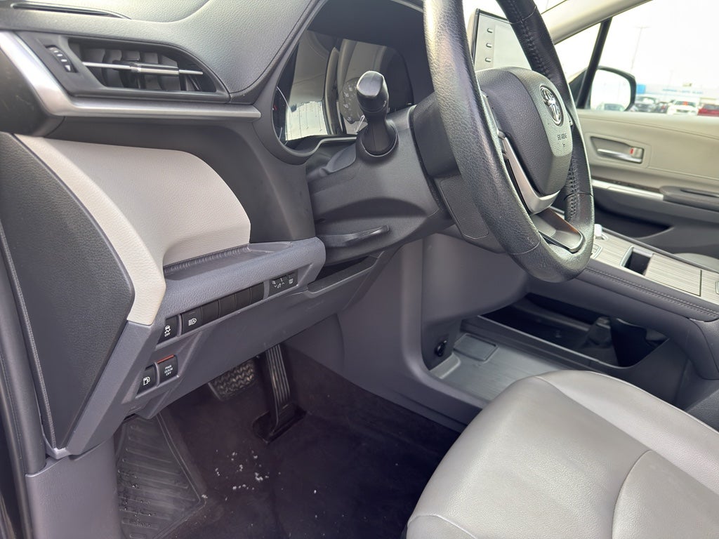 2022 Toyota Sienna XLE FWD 8-Passenger (Natl)