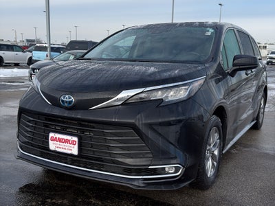 2022 Toyota Sienna XLE FWD 8-Passenger (Natl)