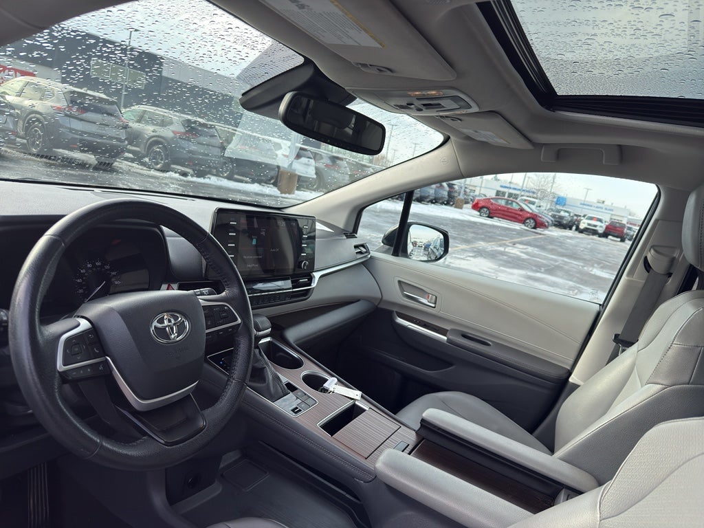 2022 Toyota Sienna XLE FWD 8-Passenger (Natl)