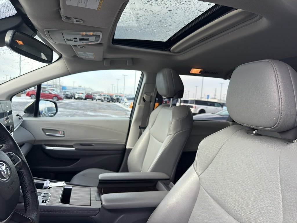 2022 Toyota Sienna XLE FWD 8-Passenger (Natl)