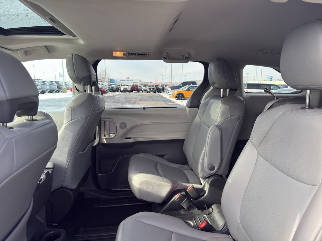 2022 Toyota Sienna XLE FWD 8-Passenger (Natl)