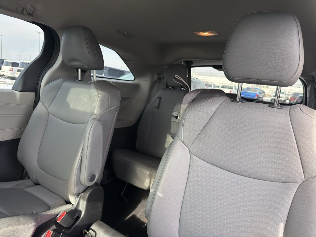 2022 Toyota Sienna XLE FWD 8-Passenger (Natl)