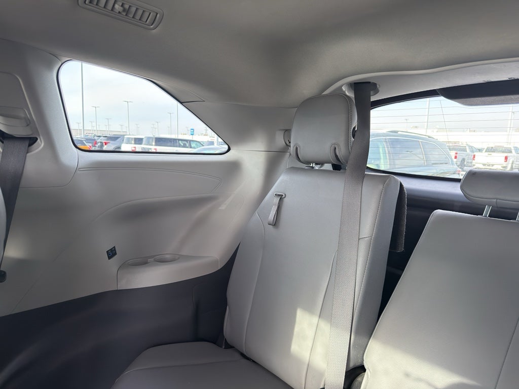 2022 Toyota Sienna XLE FWD 8-Passenger (Natl)
