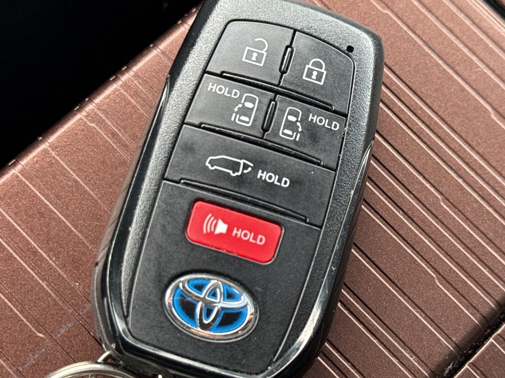 2022 Toyota Sienna XLE FWD 8-Passenger (Natl)