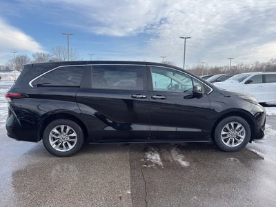 2022 Toyota Sienna XLE FWD 8-Passenger (Natl)
