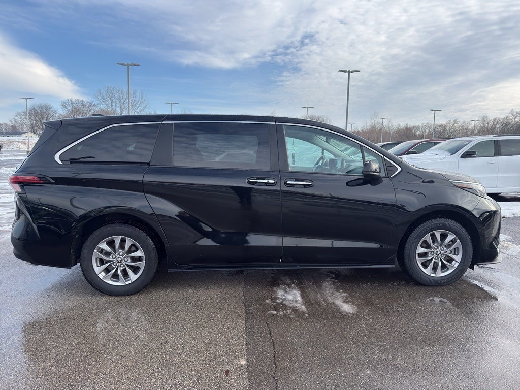 2022 Toyota Sienna XLE FWD 8-Passenger (Natl)
