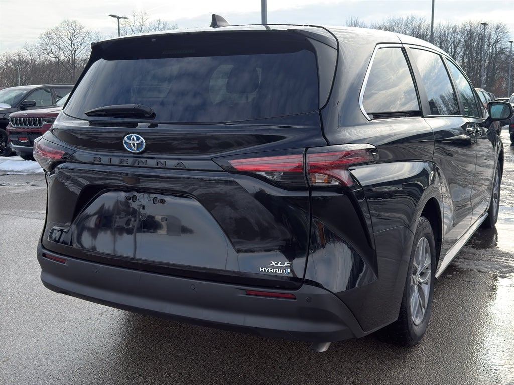 2022 Toyota Sienna XLE FWD 8-Passenger (Natl)