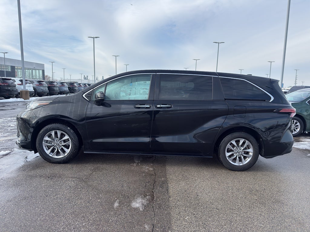 2022 Toyota Sienna XLE FWD 8-Passenger (Natl)