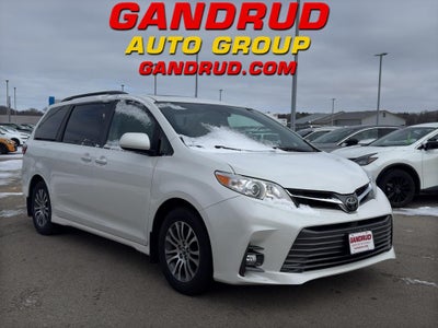 2018 Toyota Sienna XLE FWD 8-Passenger (Natl)