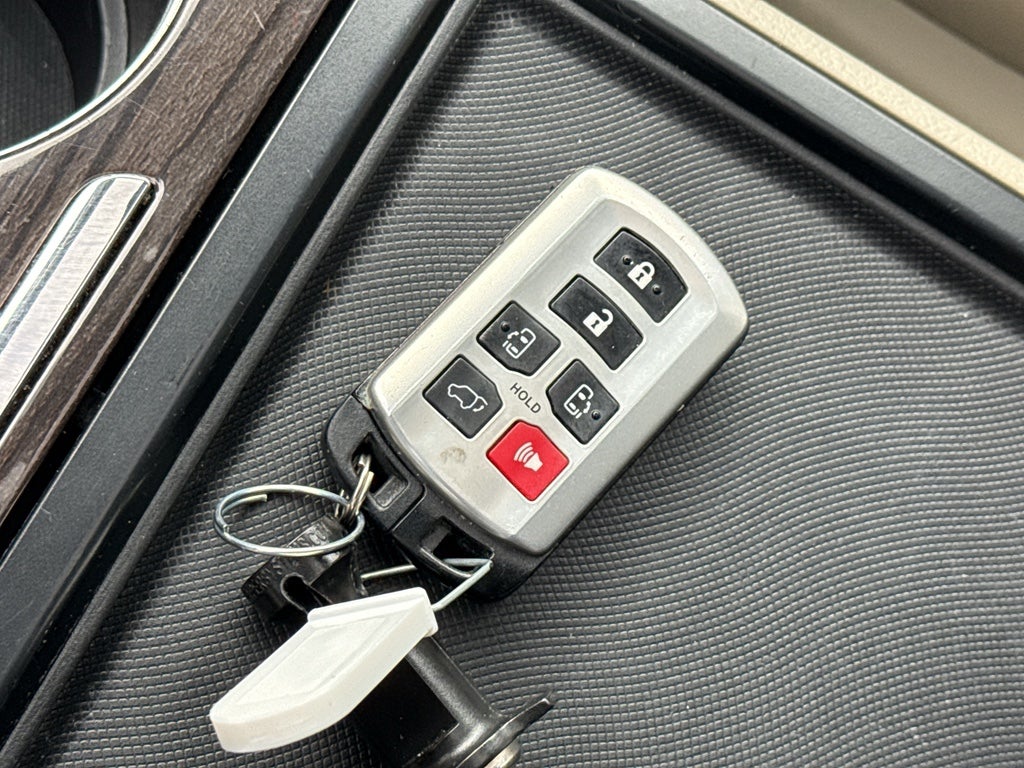 2018 Toyota Sienna XLE FWD 8-Passenger (Natl)