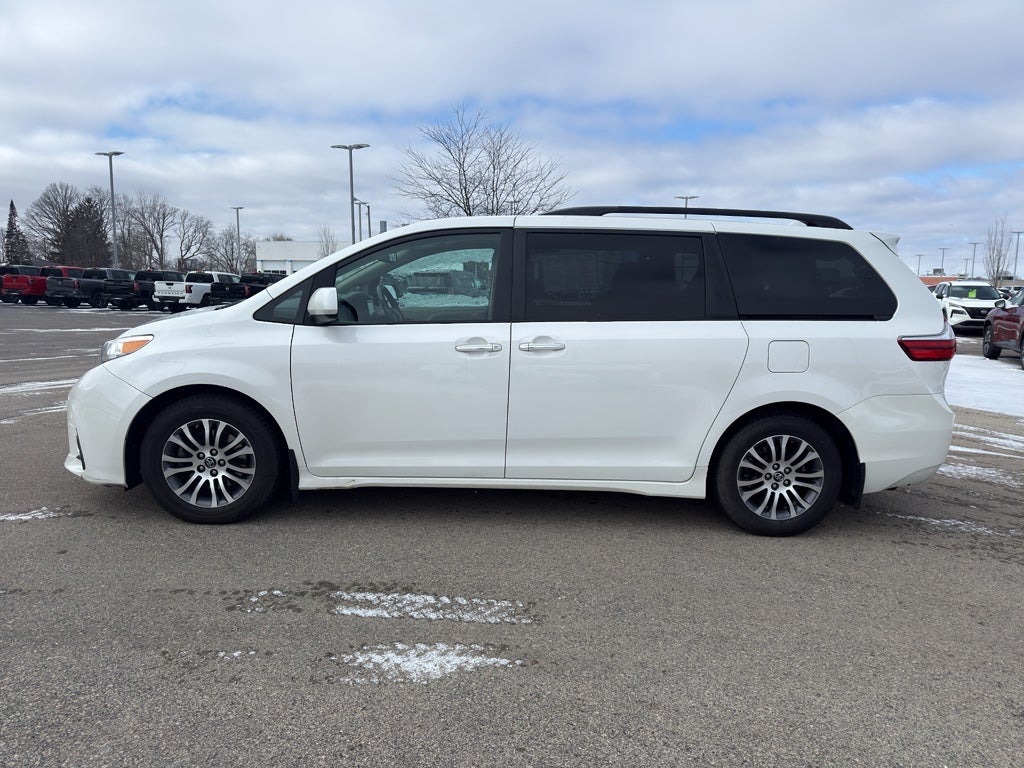 2018 Toyota Sienna XLE FWD 8-Passenger (Natl)