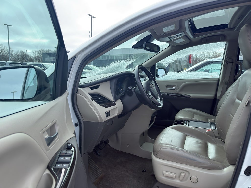2018 Toyota Sienna XLE FWD 8-Passenger (Natl)