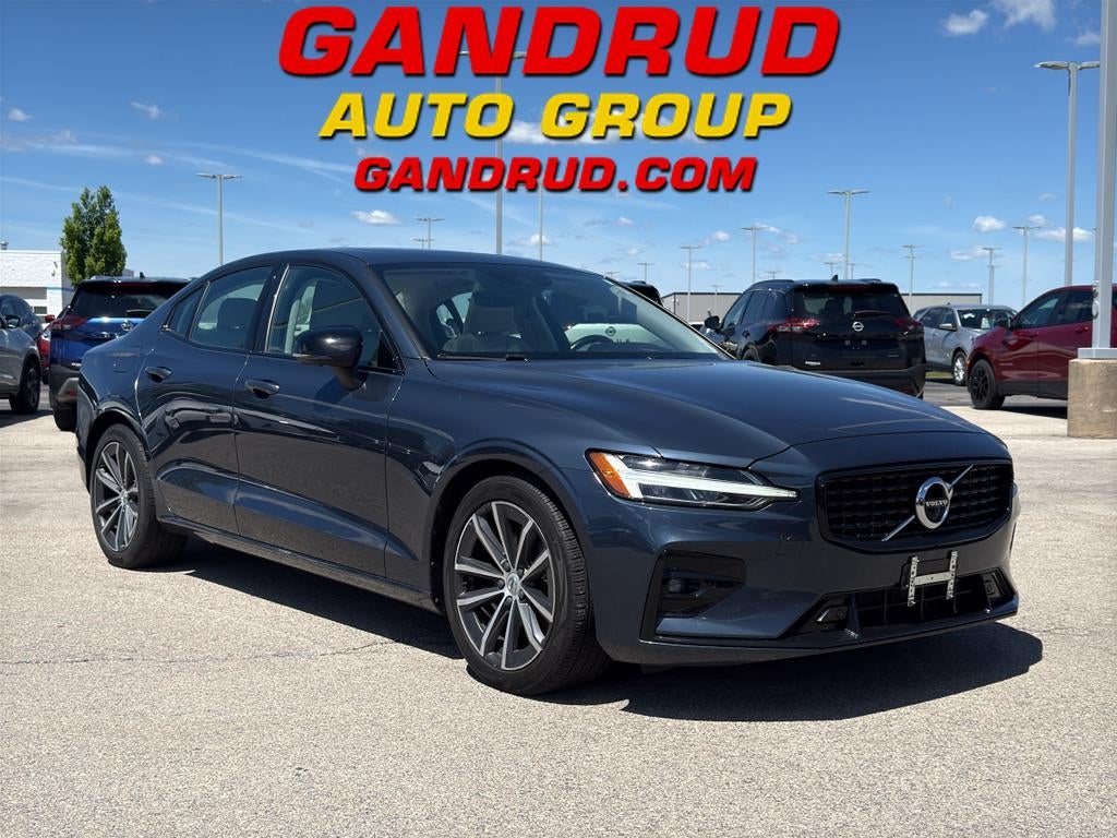 2022 Volvo S60 B5 FWD Momentum