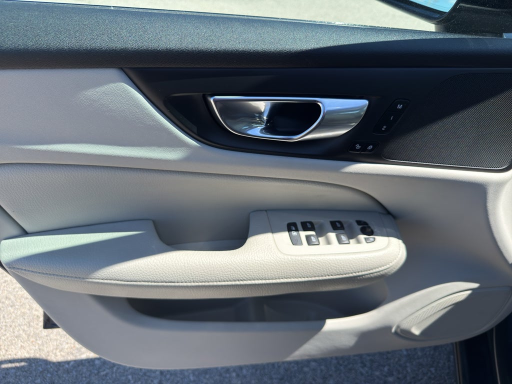 2022 Volvo S60 B5 FWD Momentum