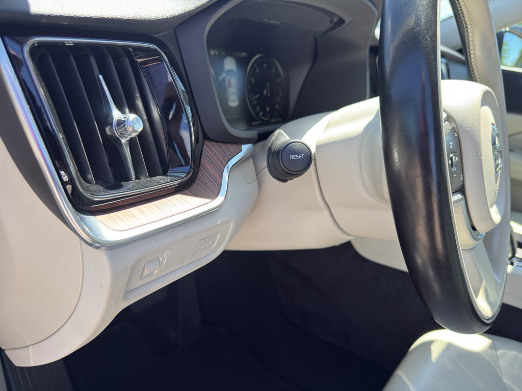 2022 Volvo S60 B5 FWD Momentum