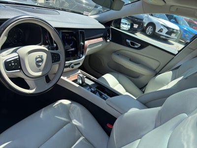 2022 Volvo S60 B5 FWD Momentum