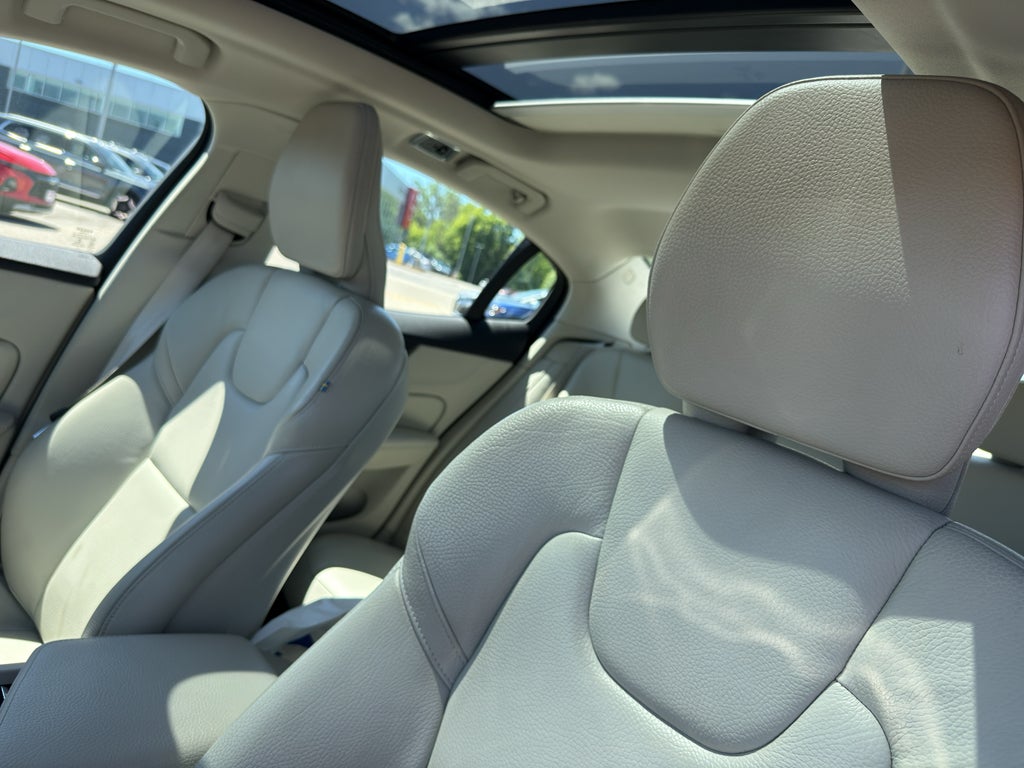 2022 Volvo S60 B5 FWD Momentum