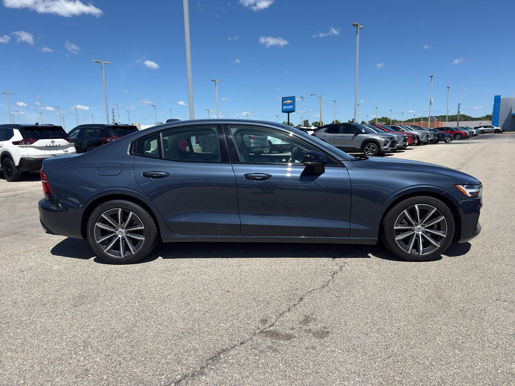 2022 Volvo S60 B5 FWD Momentum