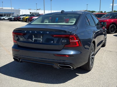 2022 Volvo S60 B5 FWD Momentum