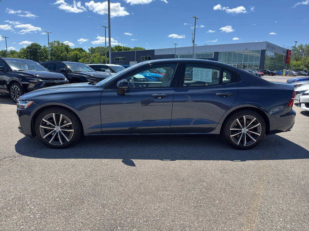 2022 Volvo S60 B5 FWD Momentum